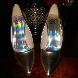 SOLD!!! Metallic Gold Pumps 7 1/2 Worn Once